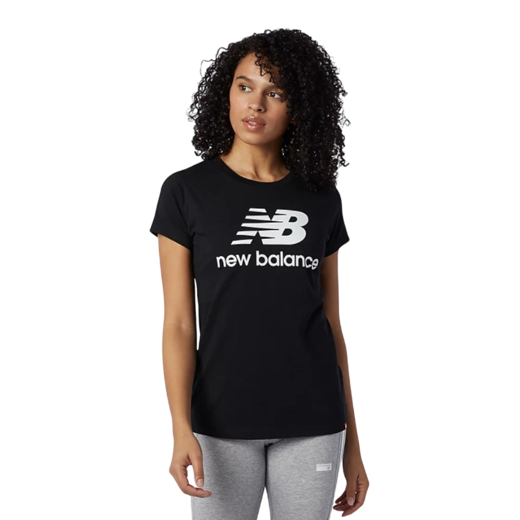 New Balance Camiseta NB Essentials Stacked Logo Tee Negro, para Mujer