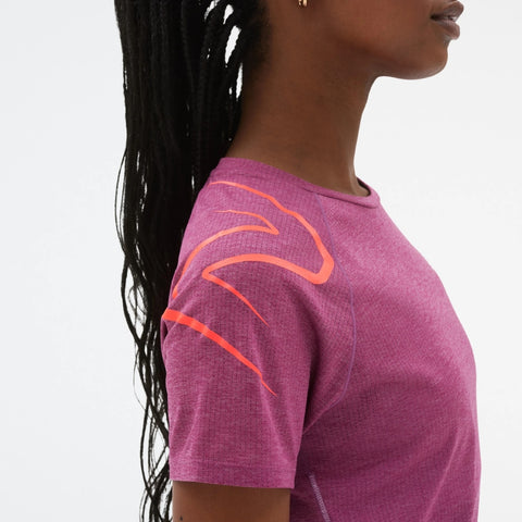 New Balance Camiseta Printed Impact Run Rosa Oscuro, para Mujer